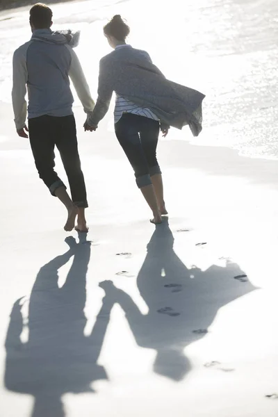 Young Couple Holding Hands Walking Beach — Stock Photo, Image