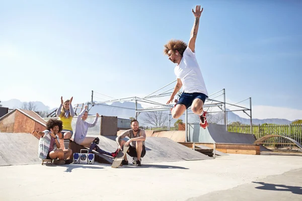 Przyjaciele Oglądania Doping Man Skoki Wrotki Słoneczny Skate Park — Zdjęcie stockowe