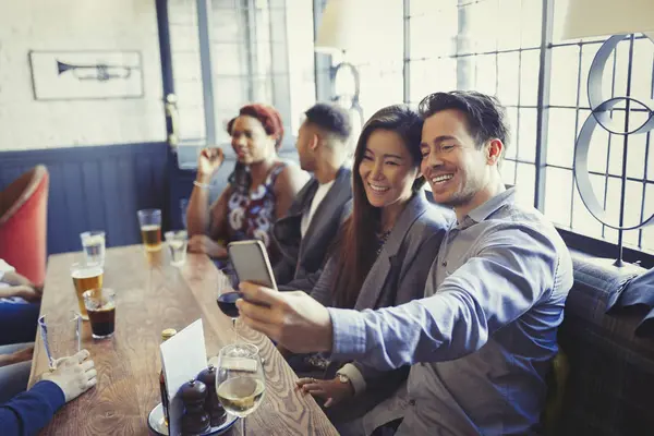 Couple Souriant Prenant Selfie Avec Téléphone Caméra Table Dans Bar — Photo