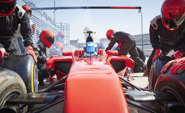 Tripulación Pozos Reemplazando Neumáticos Coche Fórmula Carrera Pit Lane —  Fotos de Stock