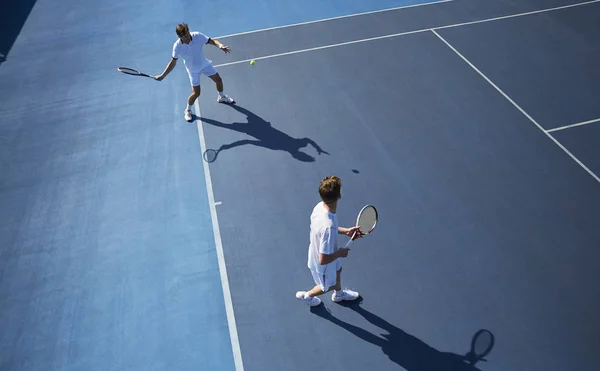 Young Male Doubles Tennis Players Playing Tennis Sunny Blue Tennis — Stock Photo, Image