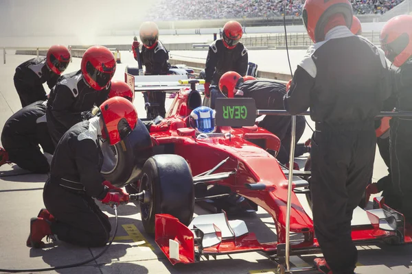 Tripulación Pozos Reemplazando Neumáticos Coche Fórmula Carrera Pit Lane —  Fotos de Stock