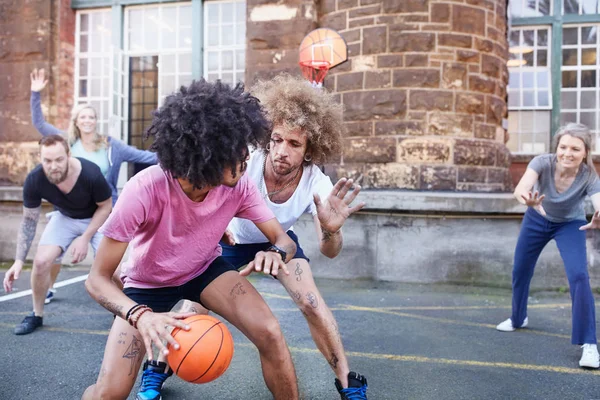 Amigos Jugando Baloncesto Cancha Baloncesto Urbana —  Fotos de Stock