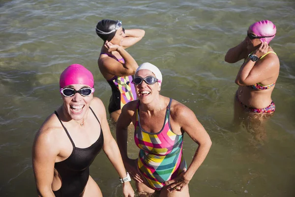 海外で女性のアクティブな泳ぎ — ストック写真