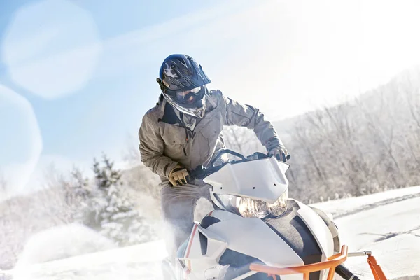 Hombre Montando Moto Nieve Soleado Campo Nieve —  Fotos de Stock