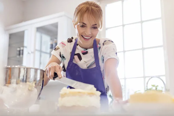 Lachende Vrouw Bakken Ijsvorming Laag Taart Keuken — Stockfoto