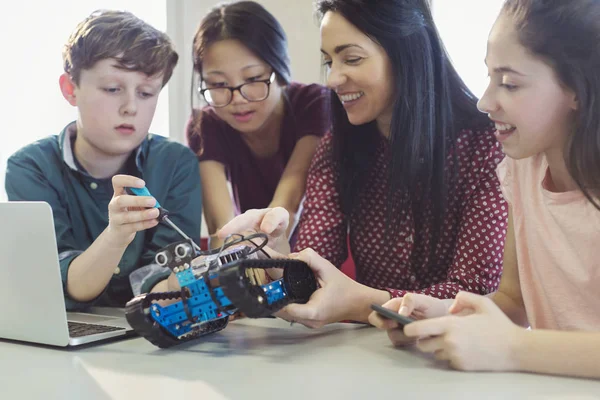 Female Teacher Students Programming Assembling Robotics Classroom — Stock Photo, Image