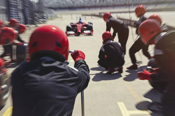 Pit Crew Ready Nearing Formula One Race Car Driver Pit — Stock Photo, Image