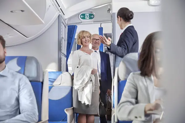 Αεροσυνοδός Χαιρετισμό Επιβάτες Που Επιβιβάζονται Από Αεροπλάνο — Φωτογραφία Αρχείου