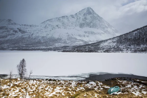 Klidnou Vzdálené Zasněžené Skalnaté Hory Fjord Austpollen Hinnoya Norsko — Stock fotografie