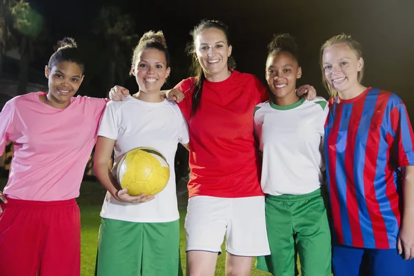 Portret Glimlachen Zeker Jonge Vrouwelijke Voetbalteam Met Bal — Stockfoto