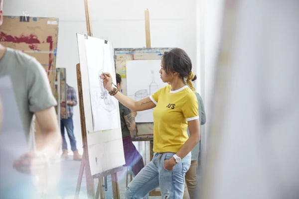 Artista Feminina Esboçando Cavalete Estúdio Classe Arte — Fotografia de Stock