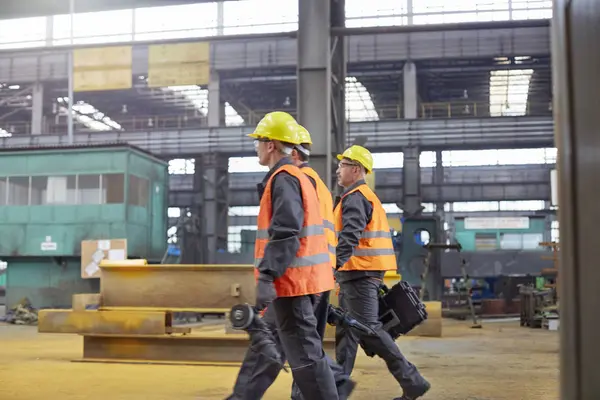 Männliche Arbeiter Gehen Stahlfabrik — Stockfoto