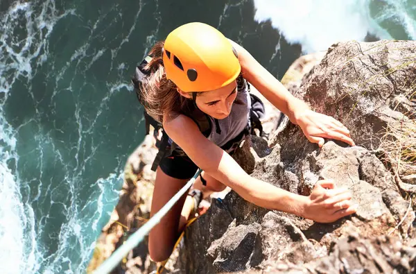Focused Female Rock Climber Hanging Rock Ocean — Stock Photo, Image