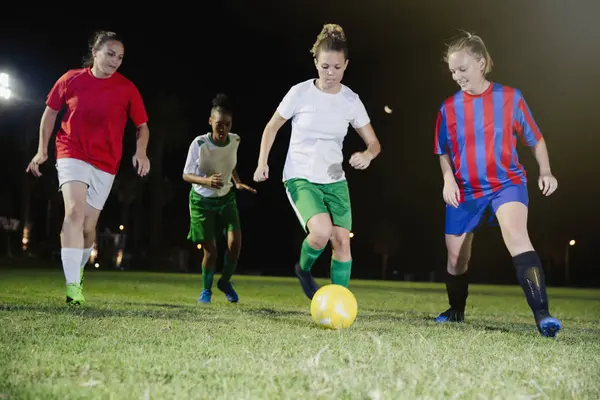 Jovens Jogadoras Futebol Jogando Futebol Campo Noite Chutando Bola — Fotografia de Stock