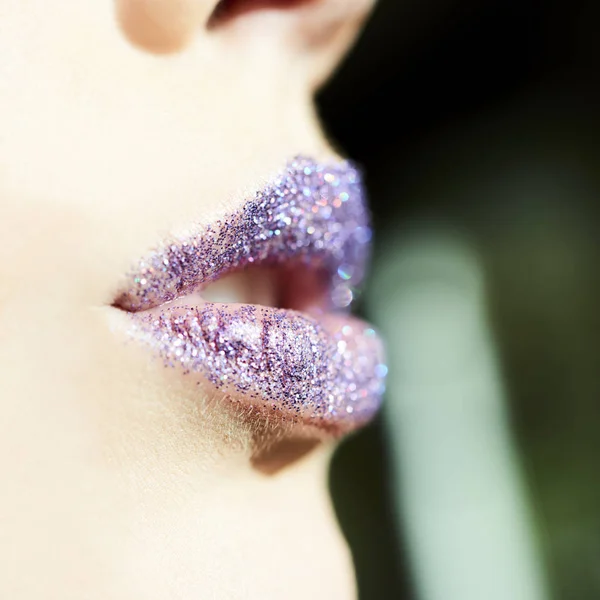 Fioletowy Brokat Usta Kobiety Niewyraźne Tło Bliska — Zdjęcie stockowe