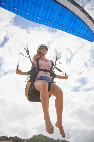 Lächelnde Gleitschirmfliegerin Der Luft — Stockfoto