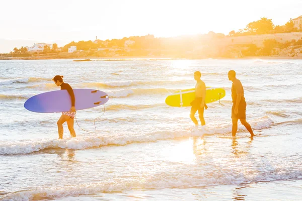 Surfisti Maschi Che Trasportano Tavole Surf Nell Oceano Sulla Spiaggia — Foto Stock