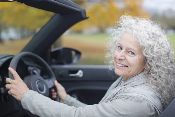 Uśmiechający Się Kobieta Senior Portret Jazdy Cabrio — Zdjęcie stockowe