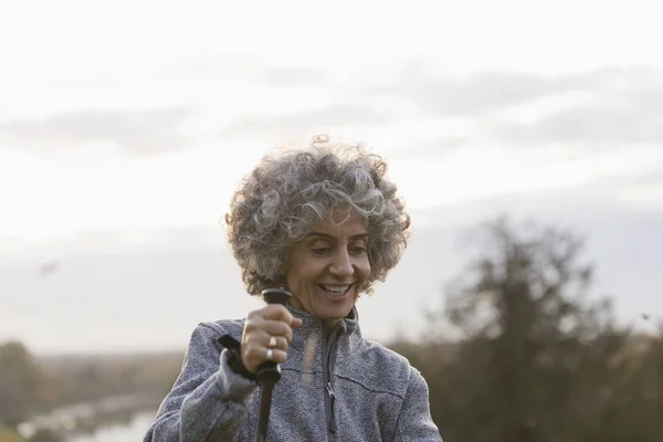 Sorrindo Ativa Mulher Sênior Caminhadas Com Pólo — Fotografia de Stock