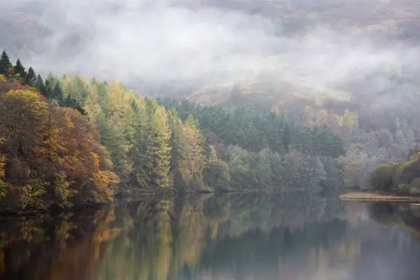 Nevoeiro Misterioso Sobre Árvores Outono Tranquilas Lago Loch Faskally Pitlochry — Fotografia de Stock