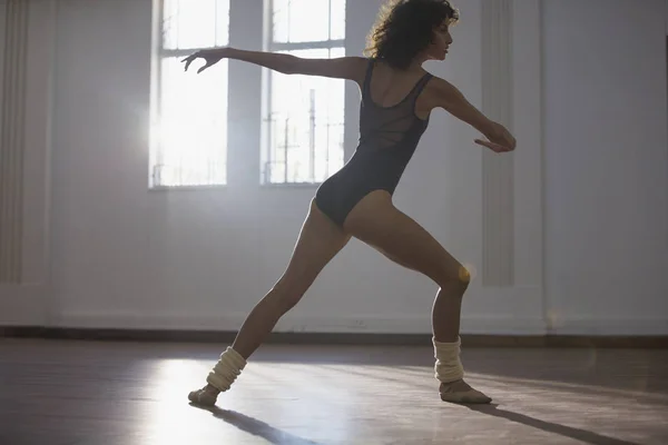 Graziosa Giovane Ballerina Che Pratica Studio Danza — Foto Stock