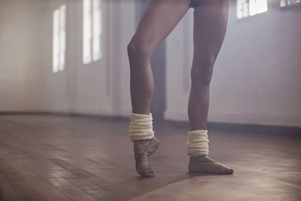 若い女性バレエ ダンサーのダンス スタジオに足を伸ばす — ストック写真