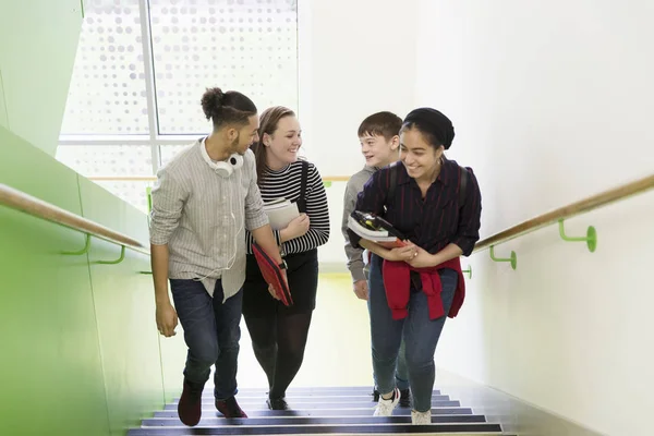 Meninas Ensino Médio Escadas Ascendentes — Fotografia de Stock