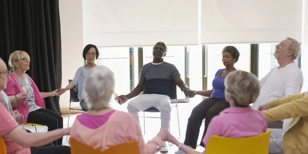 Gelassene Aktive Senioren Halten Händchen Meditieren Kreis — Stockfoto