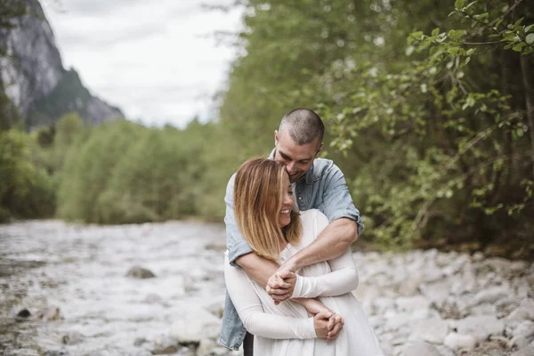 Couple Affectueux Étreignant Long Ruisseau — Photo