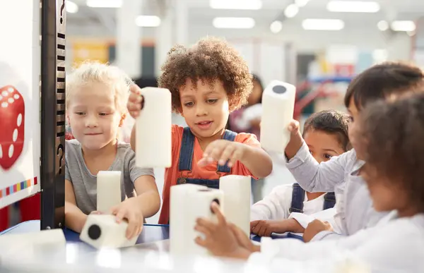 Niños Jugando Con Dados Grandes Centro Ciencias — Foto de Stock