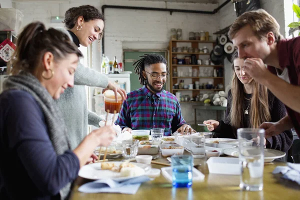 Jóvenes Amigos Compañeros Piso Disfrutando Comida Para Llevar Mesa Cocina — Foto de Stock