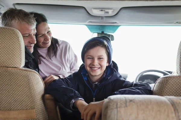 Portrait Famille Heureuse Insouciante Camping Car — Photo