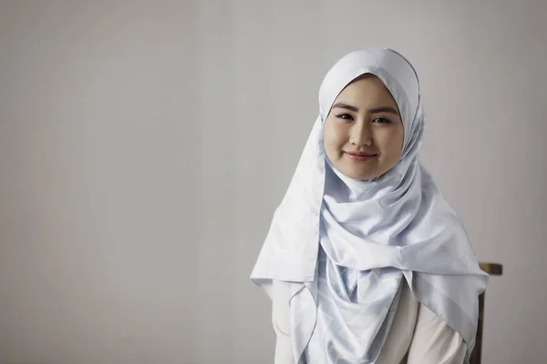 Портрет Улыбающейся Молодой Женщины Хиджабе — стоковое фото