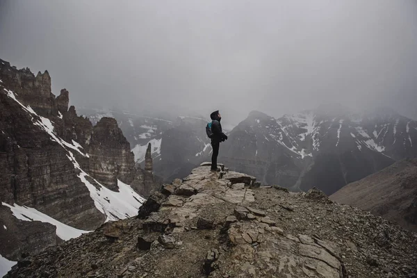 Randonneuse Sommet Une Montagne Brumeuse Escarpée Banff Alberta Canada — Photo