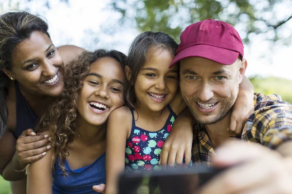 Glückliche Familie Macht Selfie Mit Kameratelefon — Stockfoto