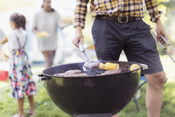 Man Barbecueën Hamburgers Camping — Stockfoto