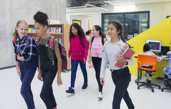 Gymnasiastinnen Gehen Bibliothek — Stockfoto