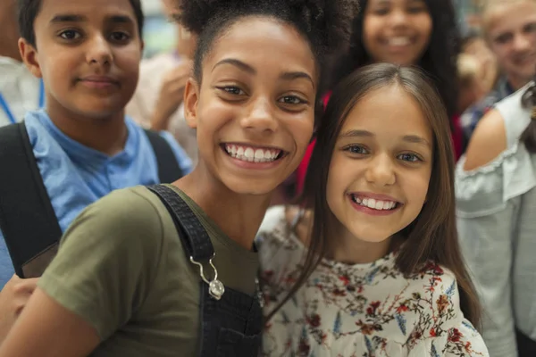 Retrato Feliz Confiante Júnior Estudantes Ensino Médio — Fotografia de Stock