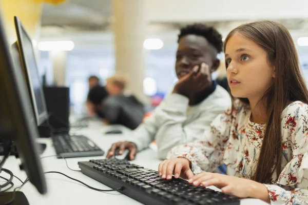 Junior High Studentów Korzystających Komputera Laboratorium Komputerowym — Zdjęcie stockowe