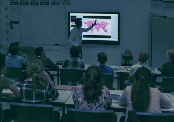 Studenti Che Guardano Insegnante Geografia Allo Schermo Proiezione Aula Buia — Foto Stock