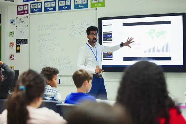 Profesor Masculino Pantalla Táctil Que Conduce Lección Aula — Foto de Stock