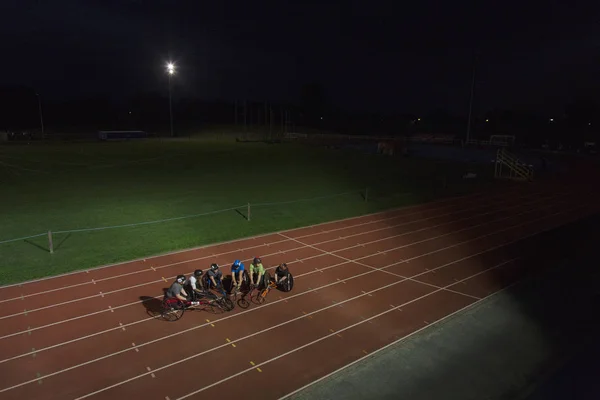 Atletas Paraplégicos Pista Esportes Treinamento Para Corrida Cadeira Rodas Noite — Fotografia de Stock