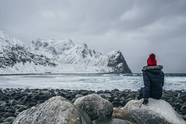 따뜻한 바다와 마운틴뷰 Lofoten 노르웨이 — 스톡 사진