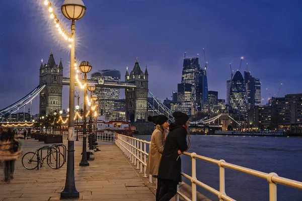 Pasangan Berdiri Sepanjang Sungai Thames London Inggris — Stok Foto