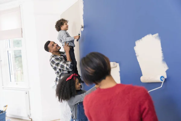 新しい家の中の家族の絵画の壁 — ストック写真