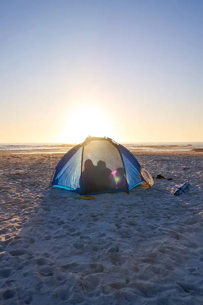 Siluet Ailesi Güneşli Gün Batımı Sahilinde Çadırın Içinde — Stok fotoğraf