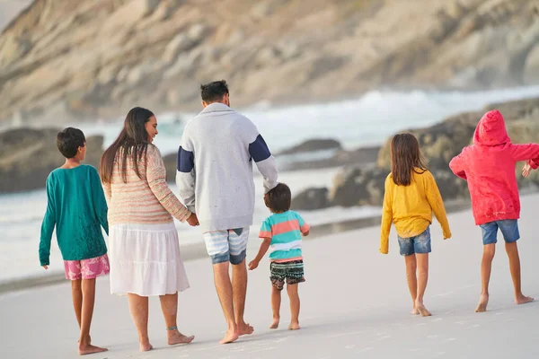 Семейная Прогулка Пляжу — стоковое фото