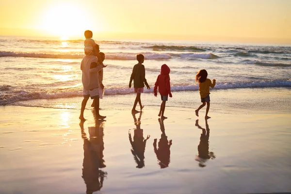 Семейная Прогулка Морю Пляже Закате — стоковое фото