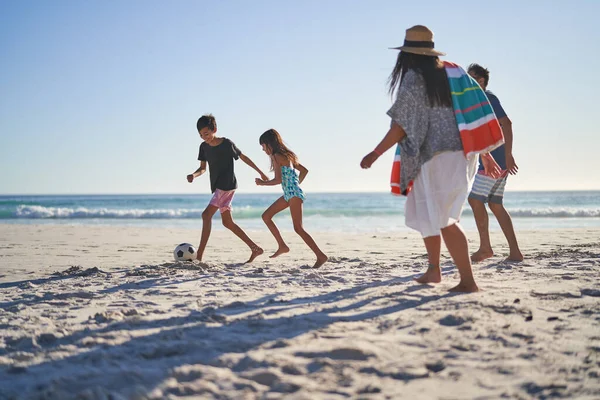 Famille Heureuse Dehors Dans Plage Ensoleillée — Photo